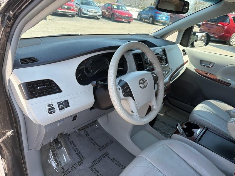 Toyota Sienna Limited 7-Pass V6 2011