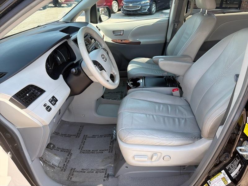 Toyota Sienna Limited 7-Pass V6 2011