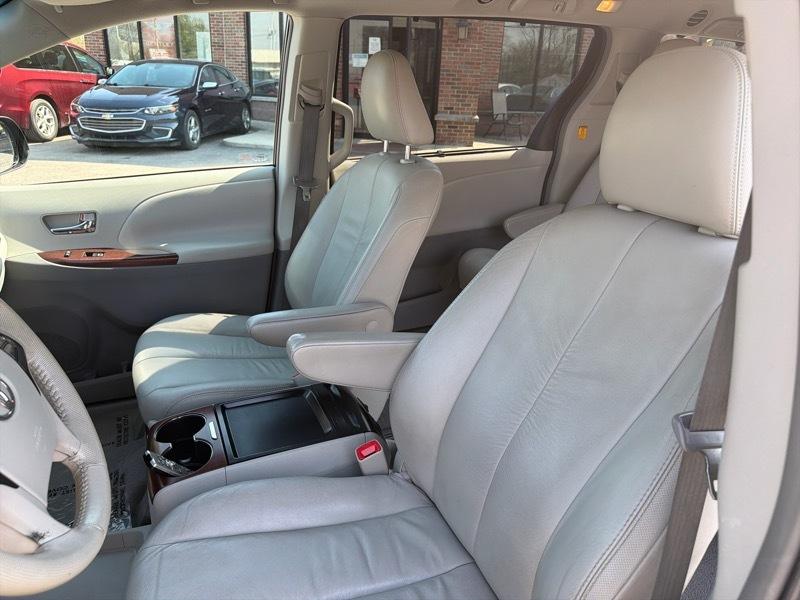 Toyota Sienna Limited 7-Pass V6 2011