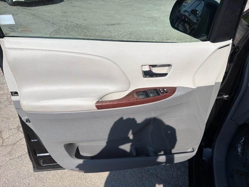 Toyota Sienna Limited 7-Pass V6 2011