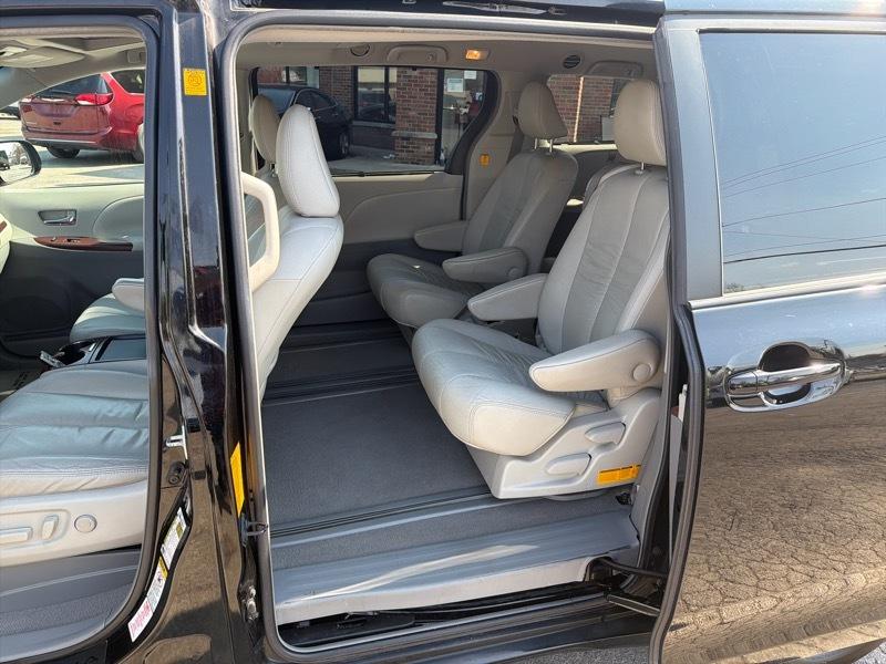 Toyota Sienna Limited 7-Pass V6 2011