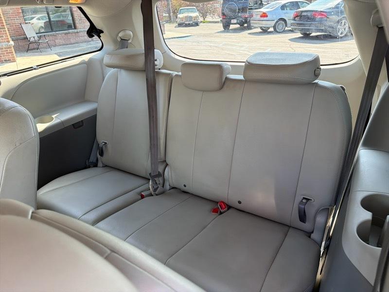 Toyota Sienna Limited 7-Pass V6 2011