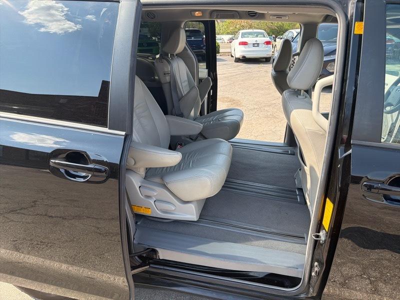 Toyota Sienna Limited 7-Pass V6 2011