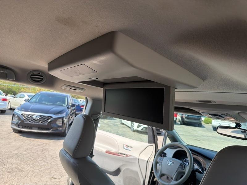 Toyota Sienna Limited 7-Pass V6 2011