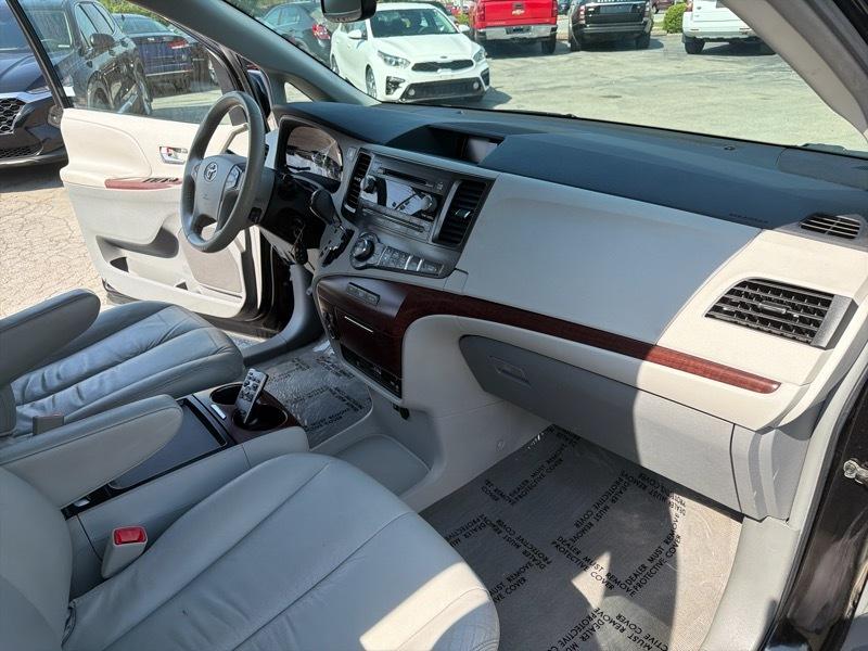 Toyota Sienna Limited 7-Pass V6 2011
