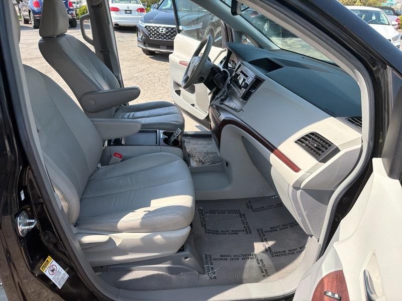 Toyota Sienna Limited 7-Pass V6 2011