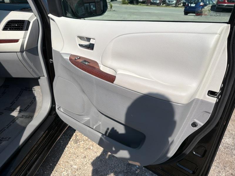 Toyota Sienna Limited 7-Pass V6 2011