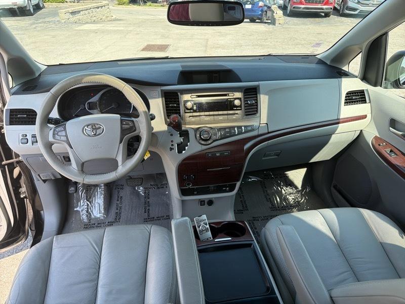 Toyota Sienna Limited 7-Pass V6 2011