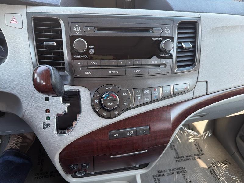 Toyota Sienna Limited 7-Pass V6 2011