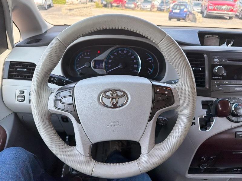 Toyota Sienna Limited 7-Pass V6 2011