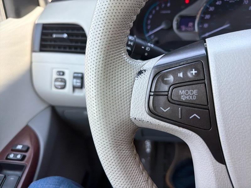 Toyota Sienna Limited 7-Pass V6 2011