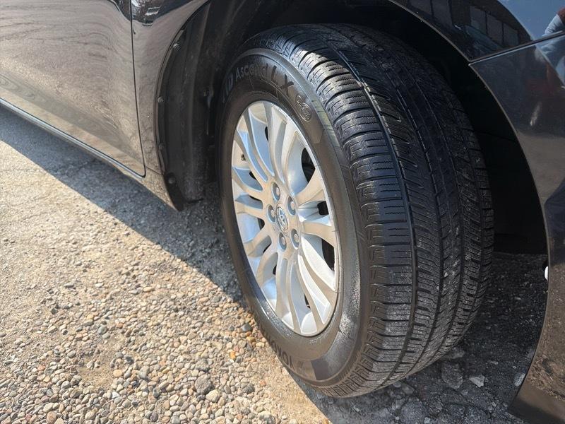 Toyota Sienna Limited 7-Pass V6 2011