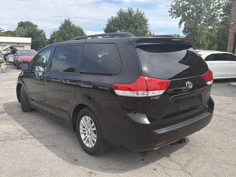 Toyota Sienna Limited 7-Pass V6 2011