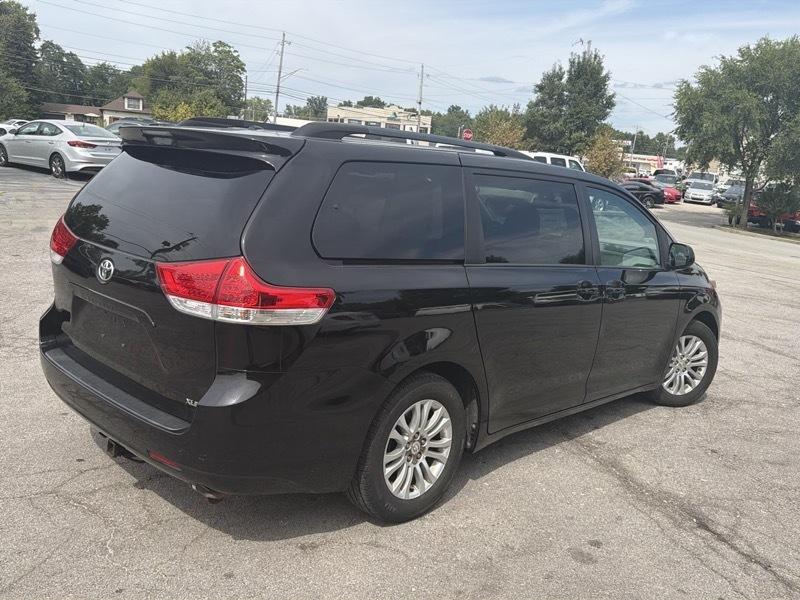 Toyota Sienna Limited 7-Pass V6 2011