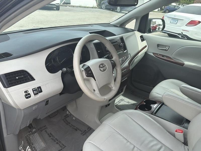 Toyota Sienna Limited 7-Pass V6 2011