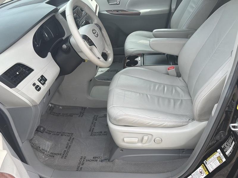 Toyota Sienna Limited 7-Pass V6 2011