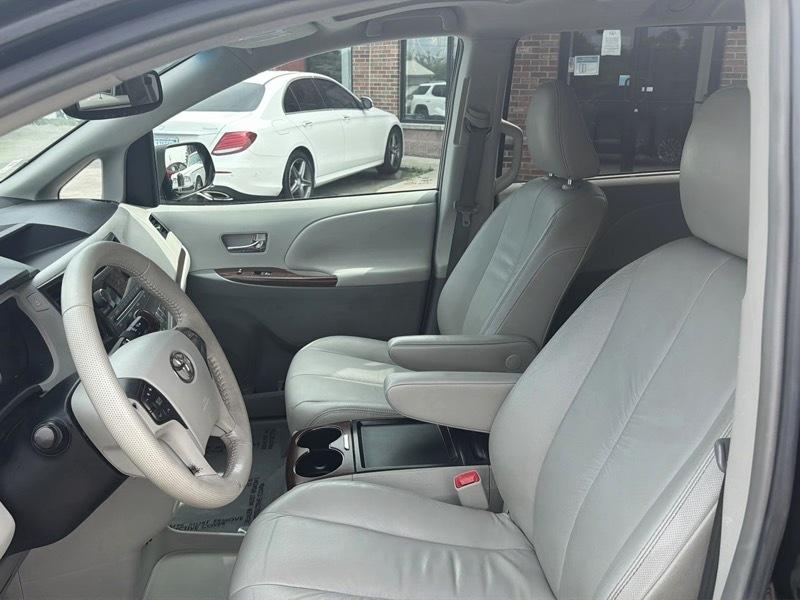 Toyota Sienna Limited 7-Pass V6 2011