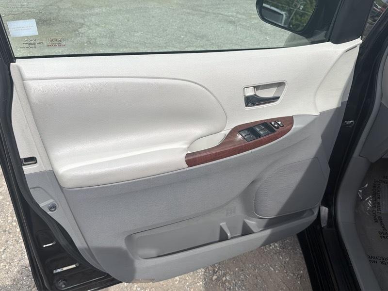 Toyota Sienna Limited 7-Pass V6 2011