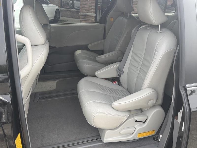 Toyota Sienna Limited 7-Pass V6 2011