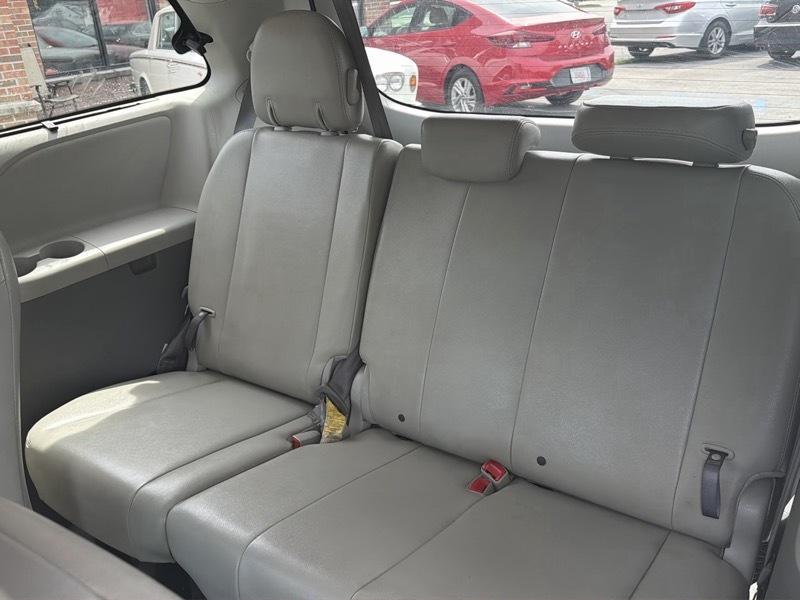 Toyota Sienna Limited 7-Pass V6 2011
