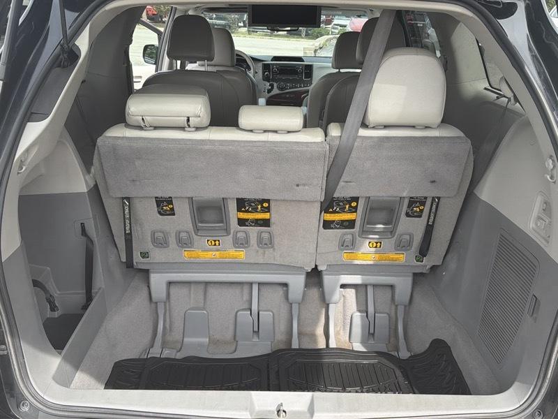 Toyota Sienna Limited 7-Pass V6 2011