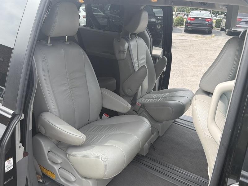 Toyota Sienna Limited 7-Pass V6 2011