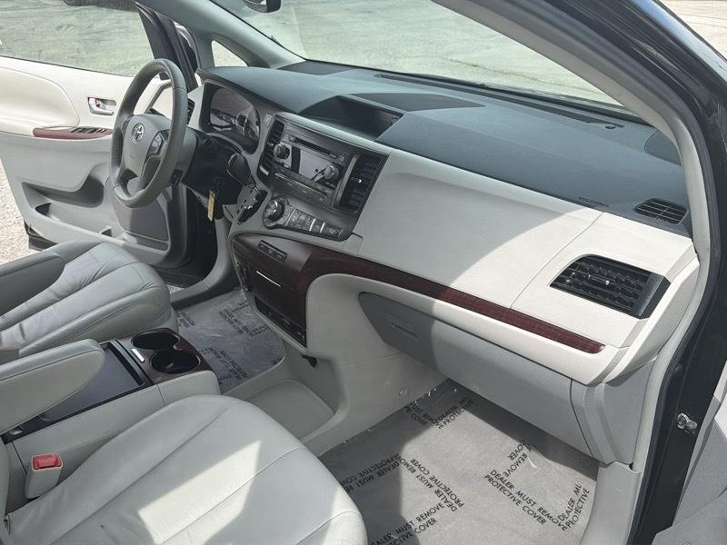 Toyota Sienna Limited 7-Pass V6 2011