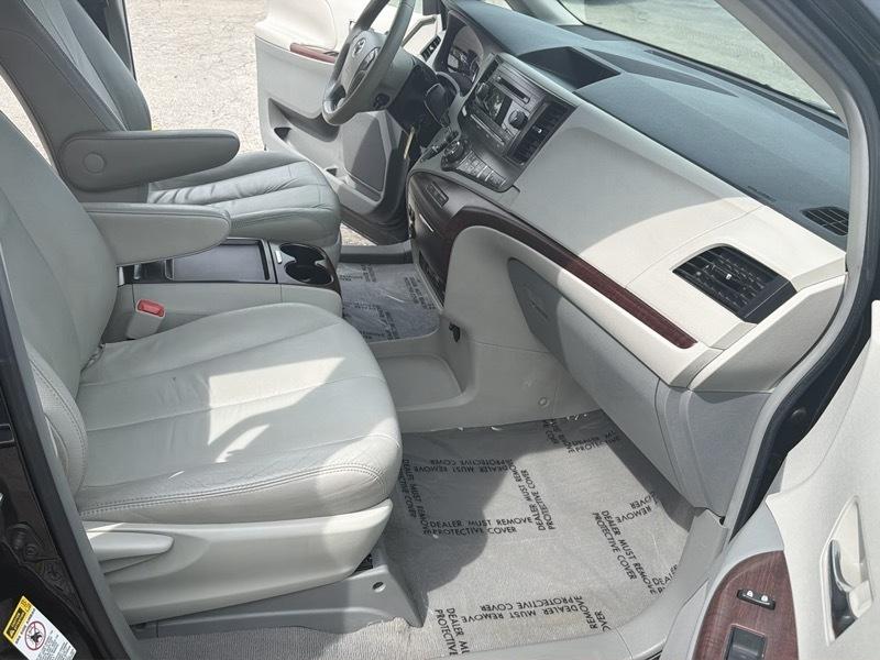 Toyota Sienna Limited 7-Pass V6 2011