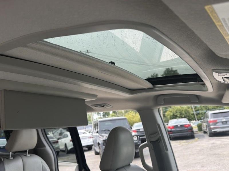 Toyota Sienna Limited 7-Pass V6 2011