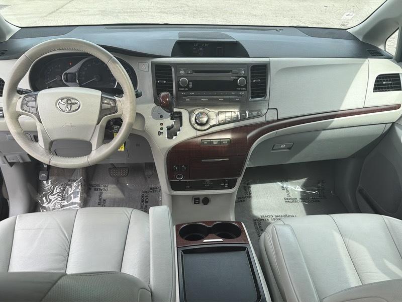 Toyota Sienna Limited 7-Pass V6 2011