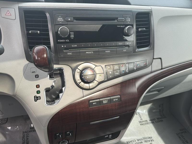 Toyota Sienna Limited 7-Pass V6 2011