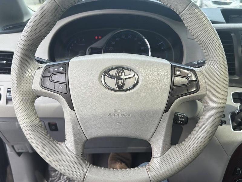 Toyota Sienna Limited 7-Pass V6 2011