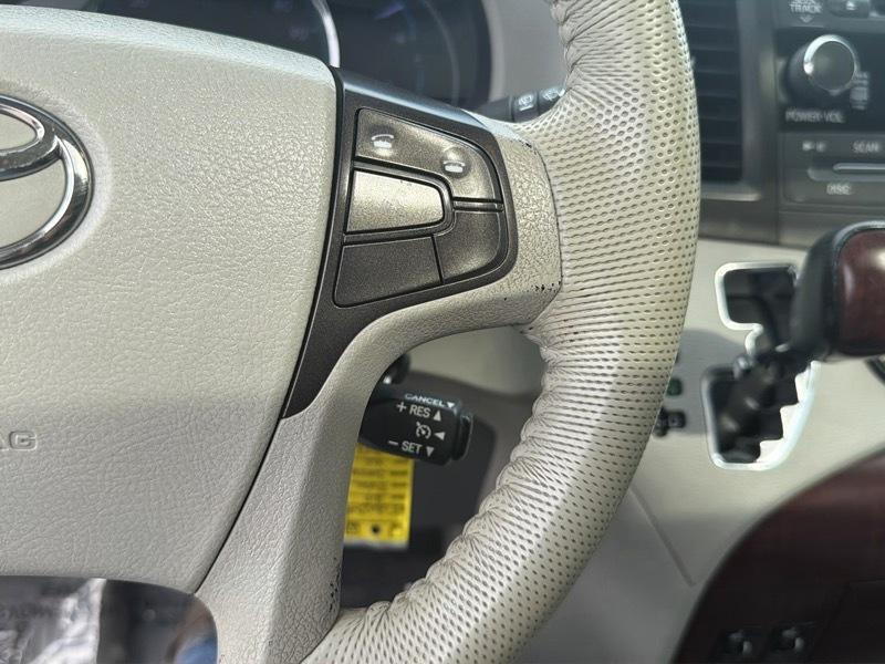 Toyota Sienna Limited 7-Pass V6 2011