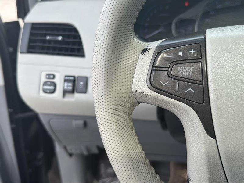 Toyota Sienna Limited 7-Pass V6 2011