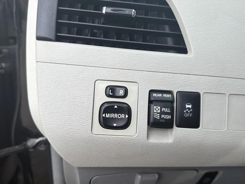 Toyota Sienna Limited 7-Pass V6 2011