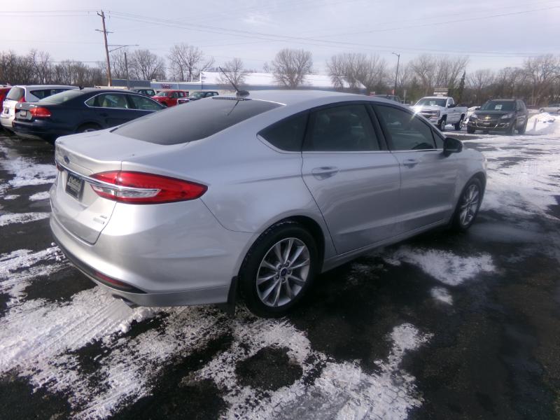2017 Ford Fusion SE photo 3