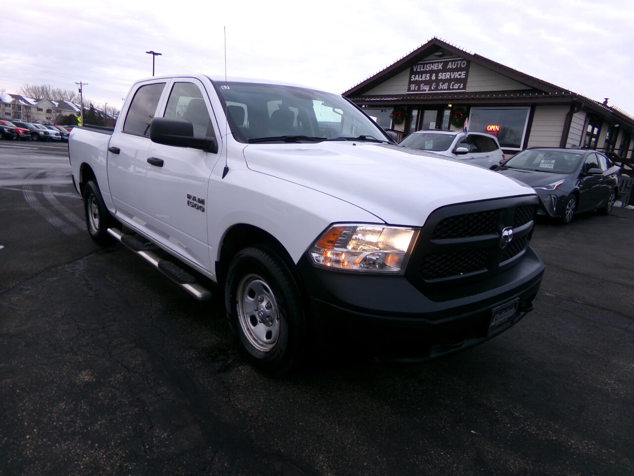 RAM 1500 4WD Crew Cab 140.5" ST 2016