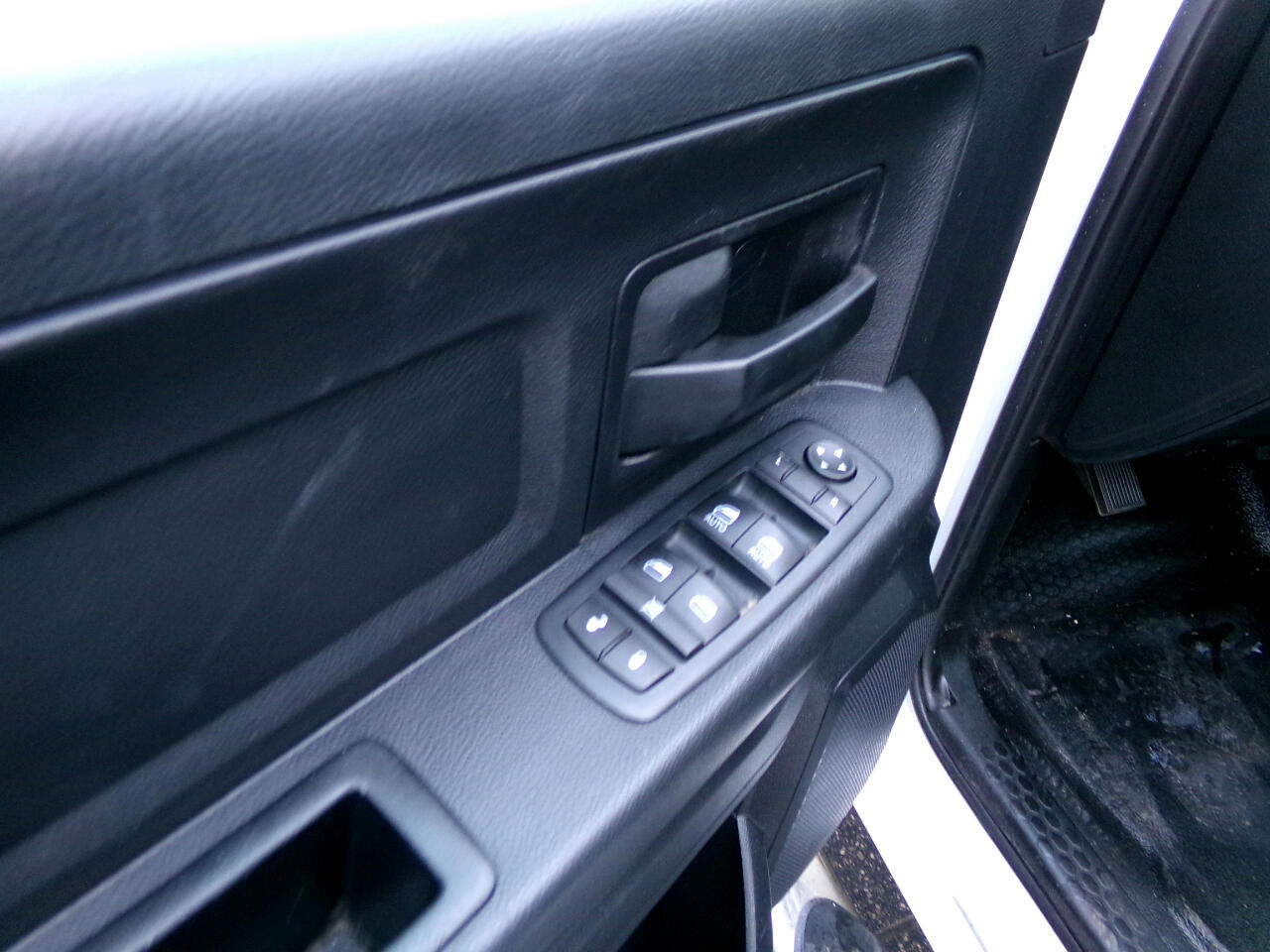 RAM 1500 4WD Crew Cab 140.5" ST 2016