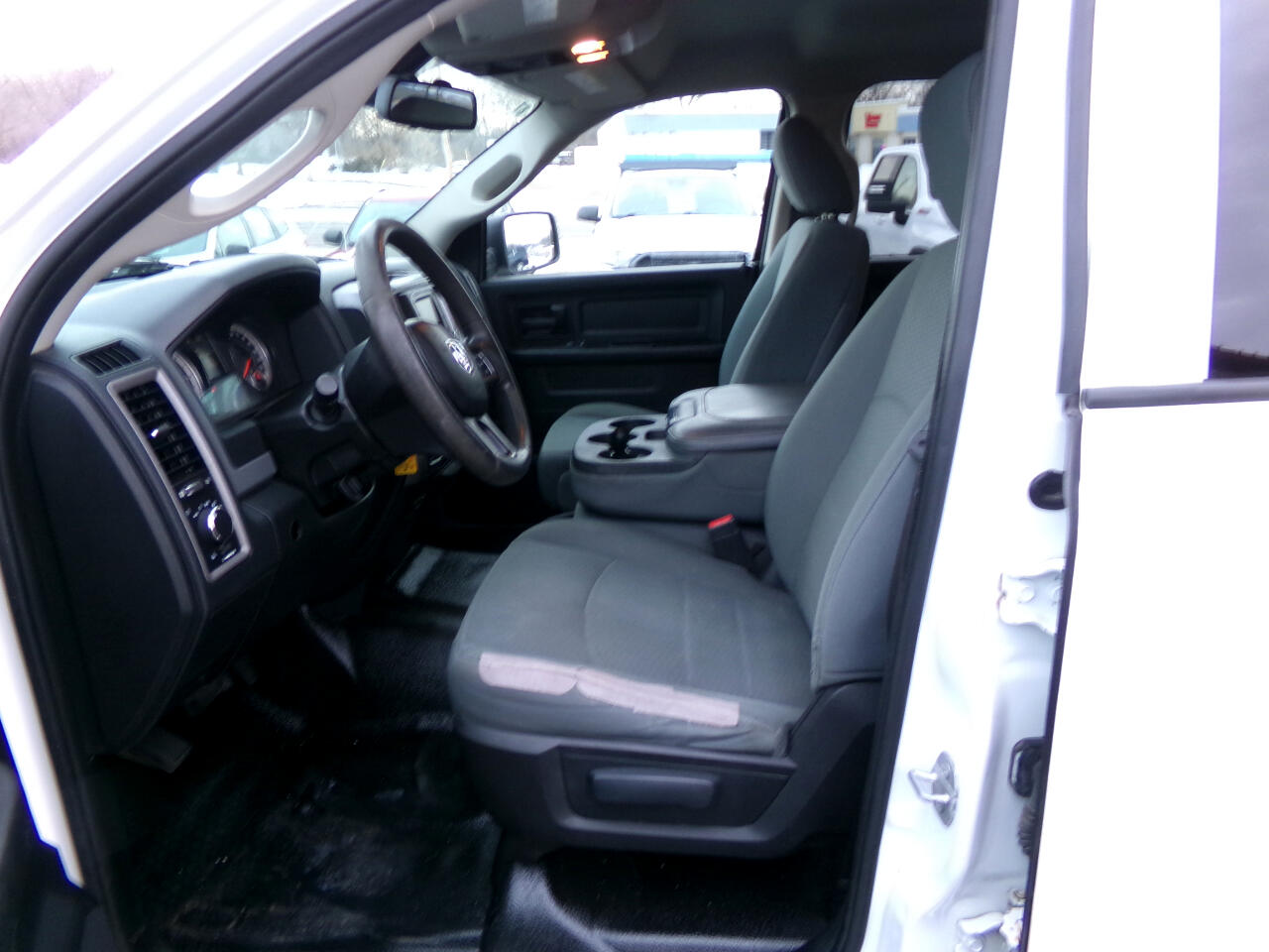 RAM 1500 4WD Crew Cab 140.5" ST 2016