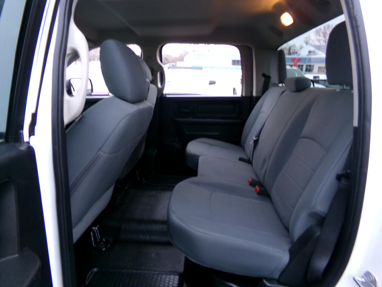 RAM 1500 4WD Crew Cab 140.5" ST 2016