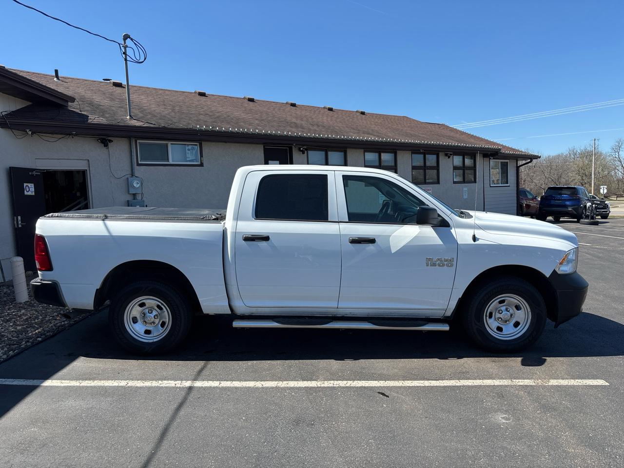 RAM 1500 4WD Crew Cab 140.5" ST 2016