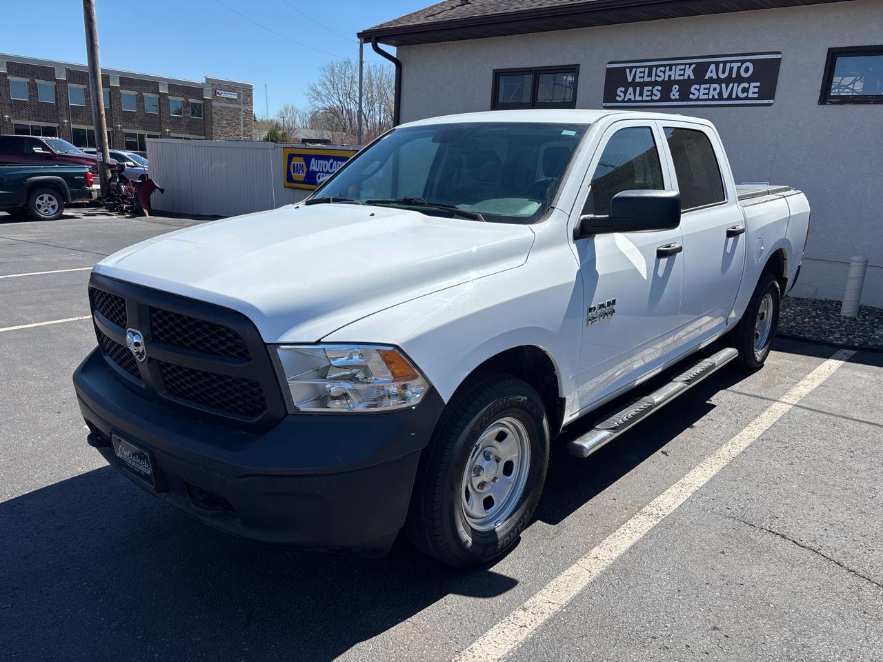 RAM 1500 4WD Crew Cab 140.5" ST 2016