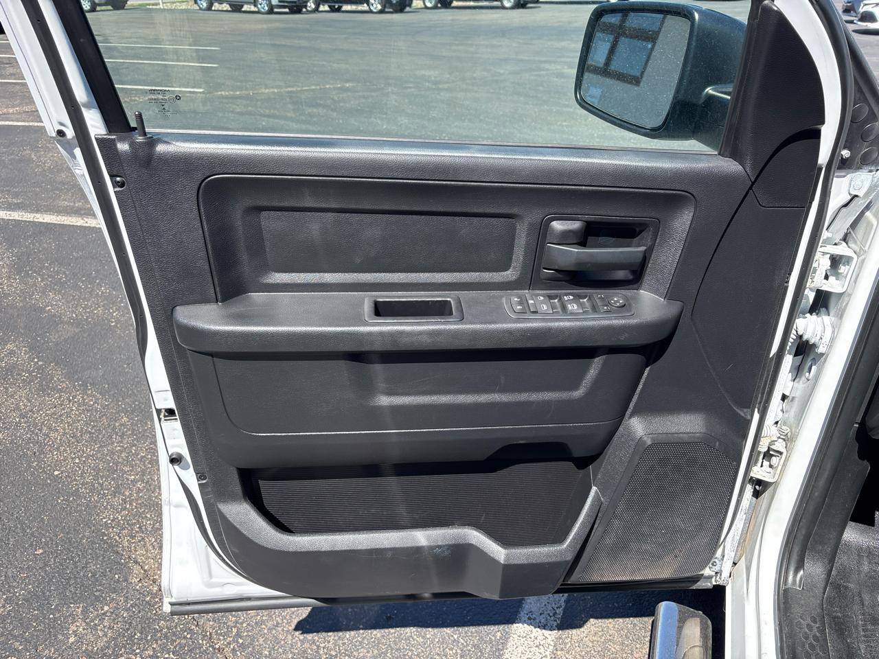 RAM 1500 4WD Crew Cab 140.5" ST 2016