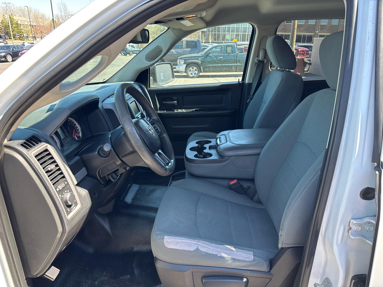 RAM 1500 4WD Crew Cab 140.5" ST 2016