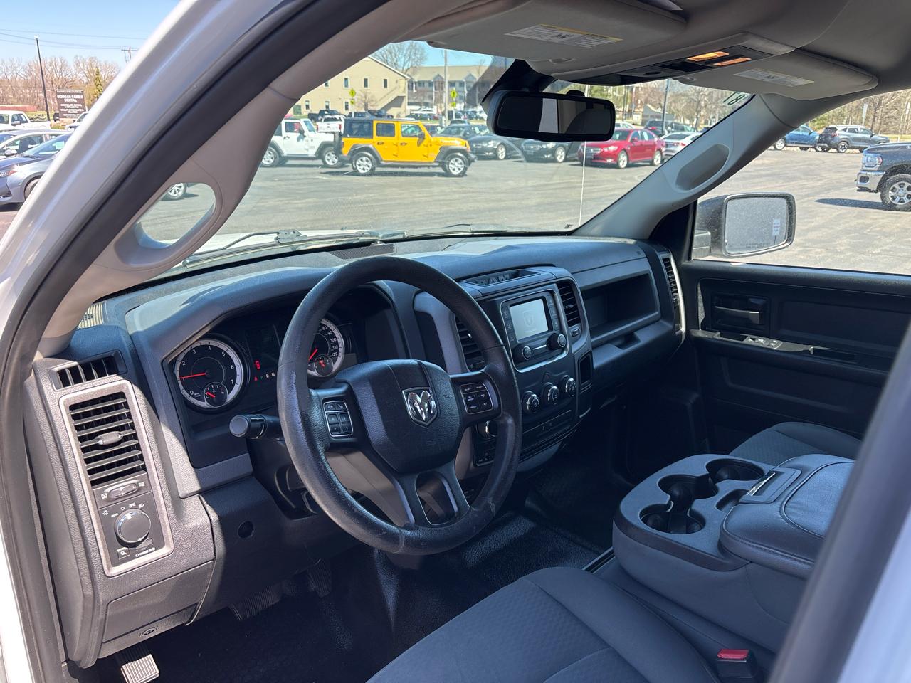 RAM 1500 4WD Crew Cab 140.5" ST 2016