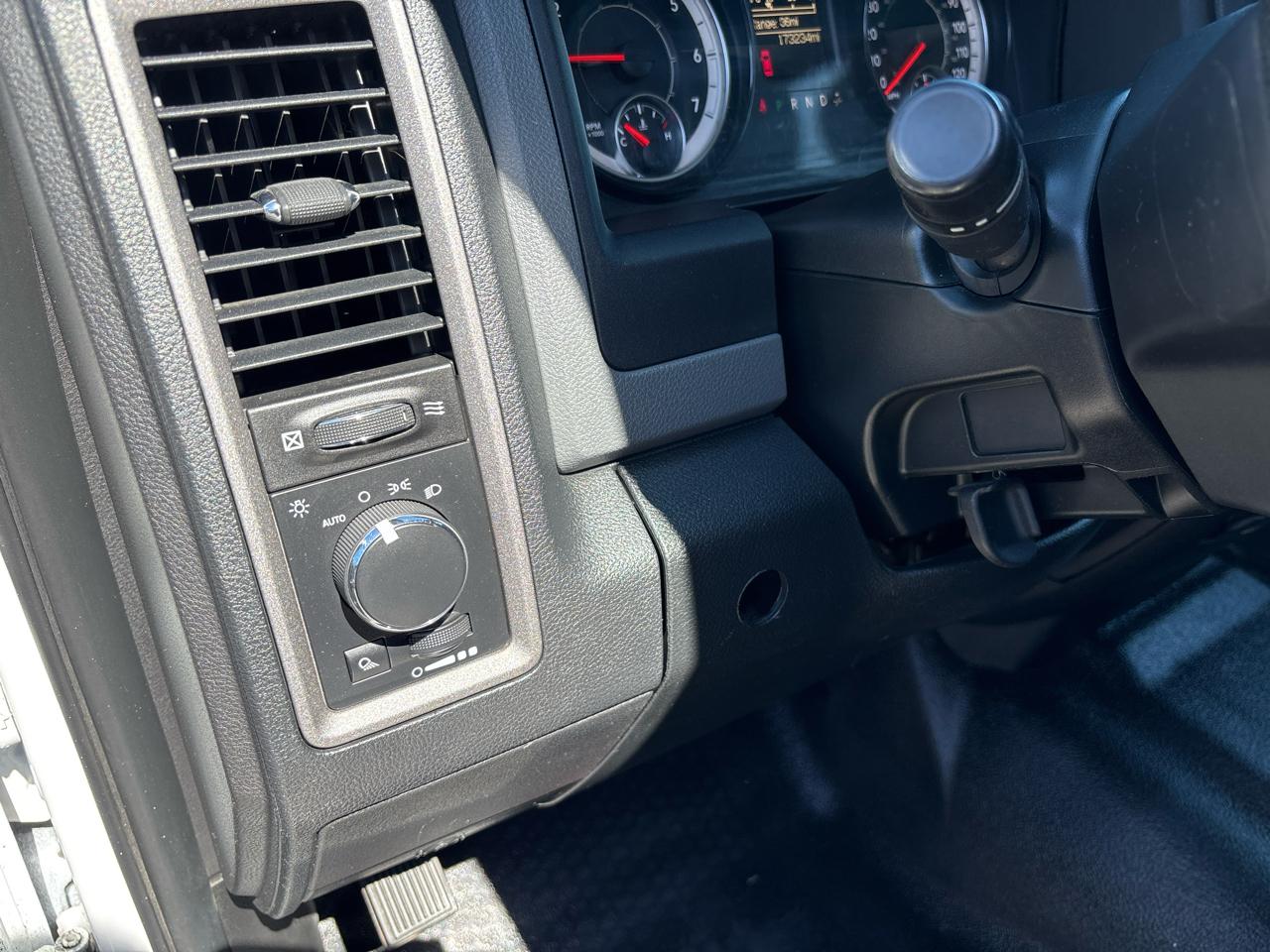 RAM 1500 4WD Crew Cab 140.5" ST 2016