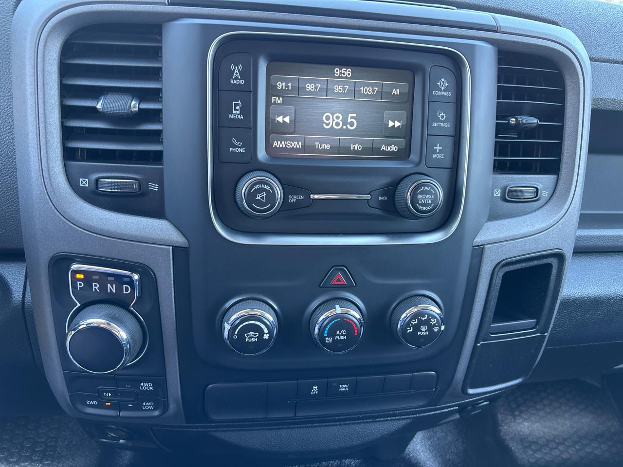 RAM 1500 4WD Crew Cab 140.5" ST 2016