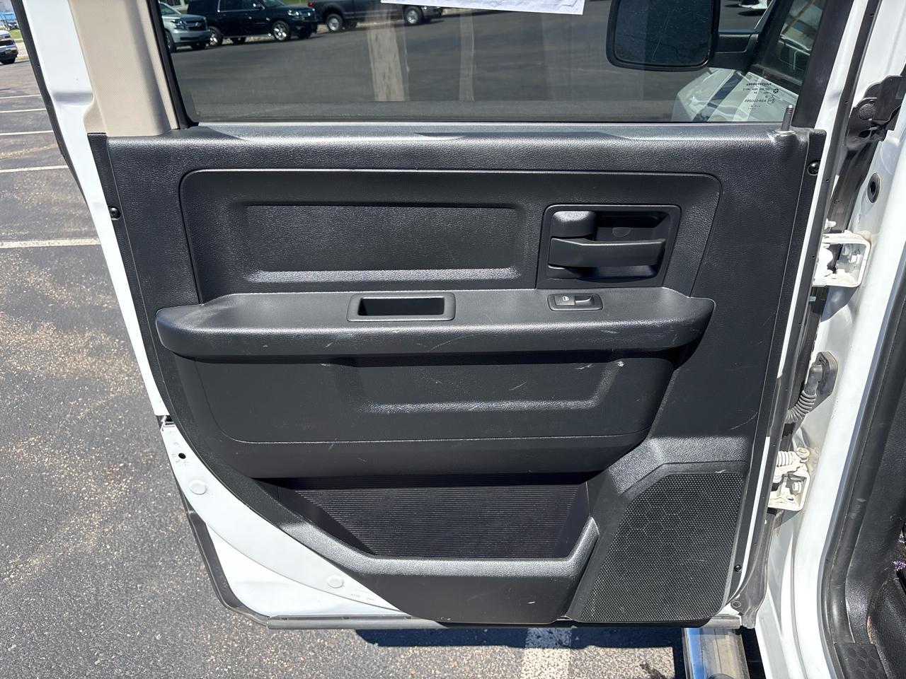 RAM 1500 4WD Crew Cab 140.5" ST 2016