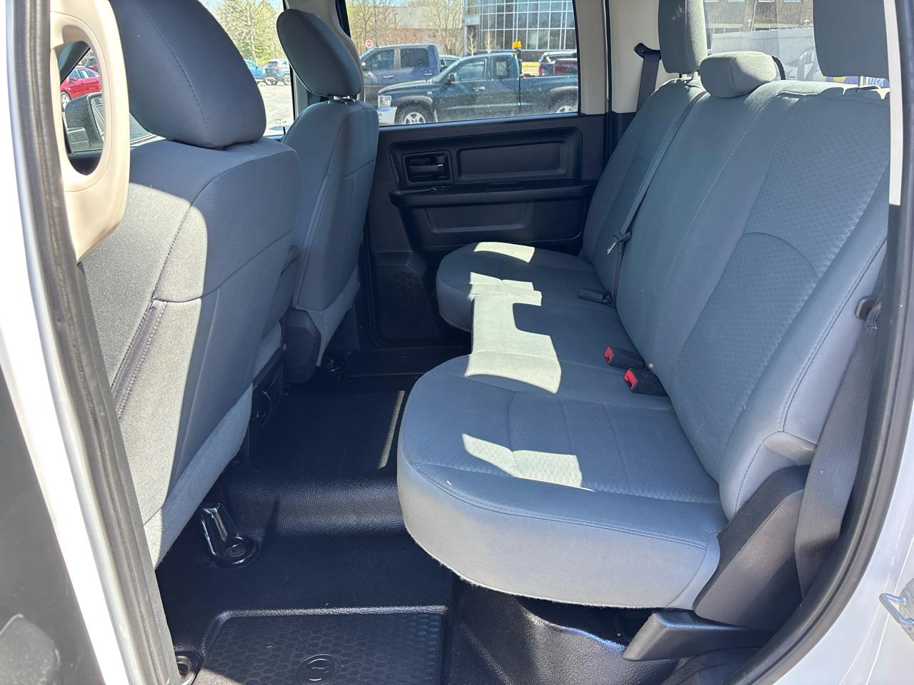 RAM 1500 4WD Crew Cab 140.5" ST 2016