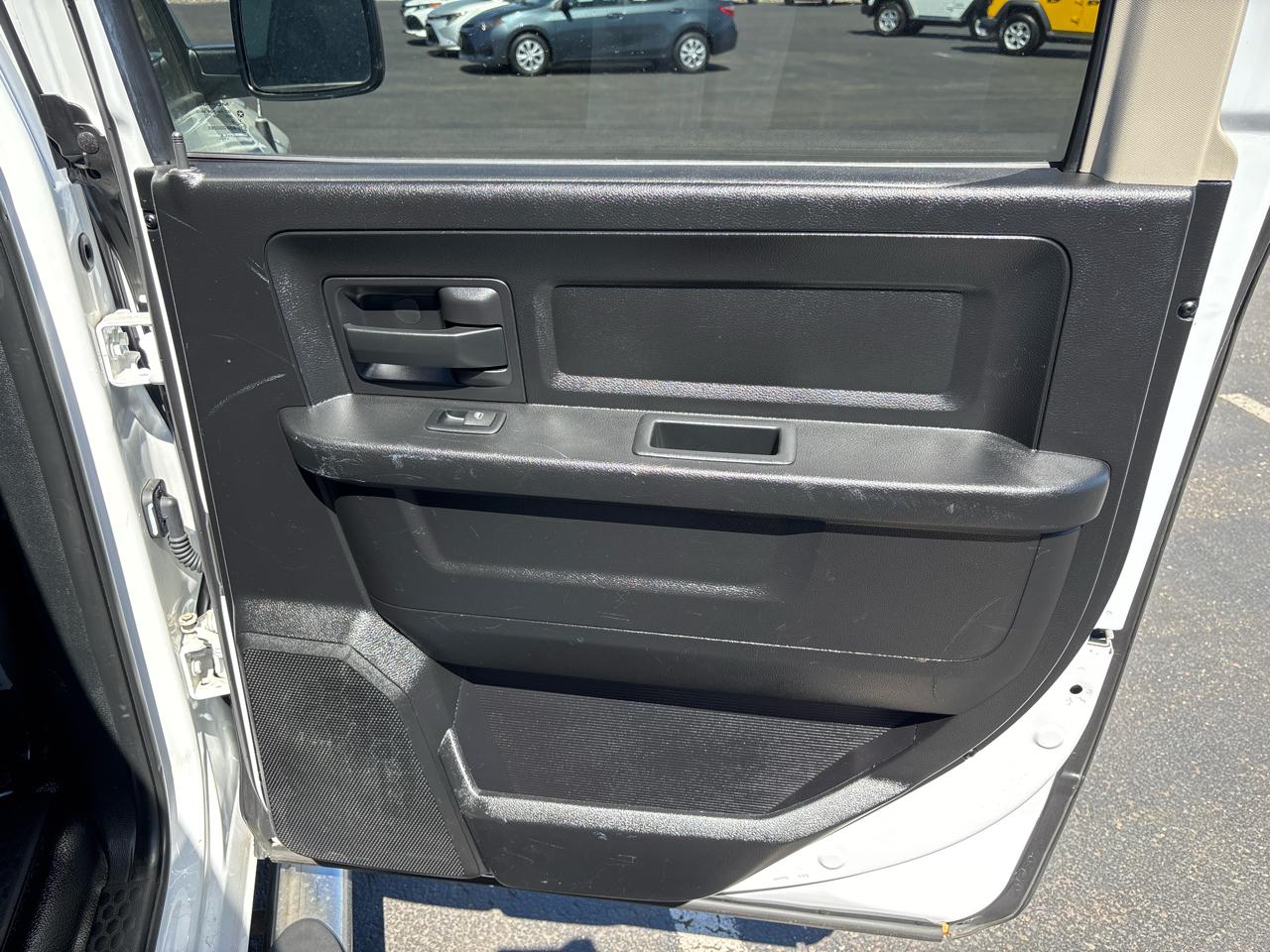 RAM 1500 4WD Crew Cab 140.5" ST 2016